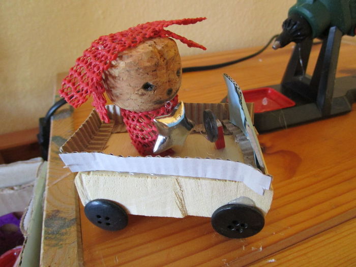 Auto mit Korkfiguren