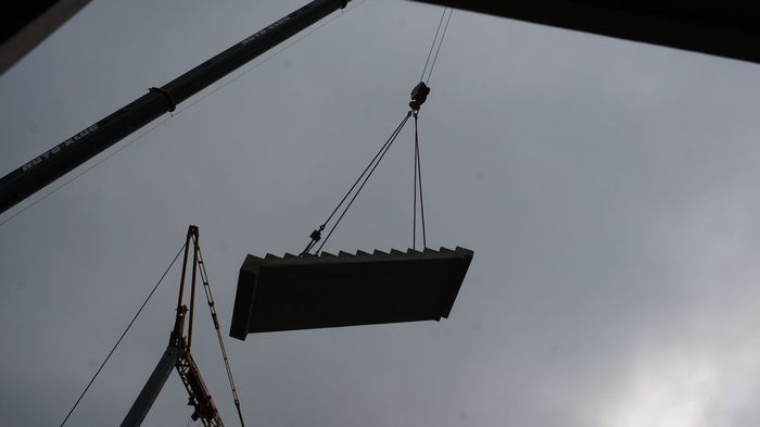 Die Treppe schwebt ein